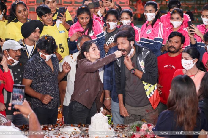 `సీటీమార్` సెట్ లో గ్రాండ్‌గా స్టార్ హీరోయిన్‌ త‌మ‌న్నా బ‌ర్త్‌డే సెల‌బ్రేష‌న్స్‌
